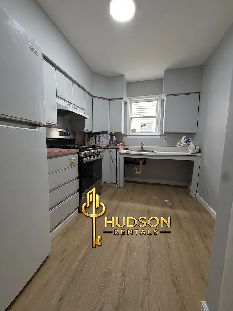 4 bed, 1200 sqft, $2,700 — Photo 1