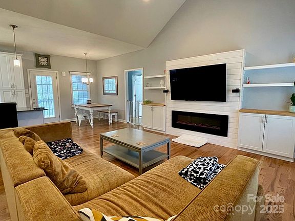 5th image of 2222 Evergreen Dr