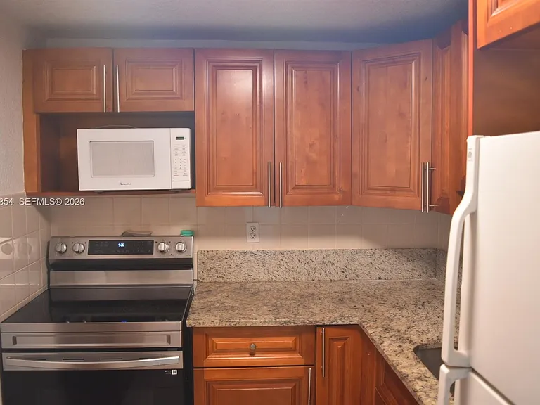 666 W 81st St #311 — Photo 17