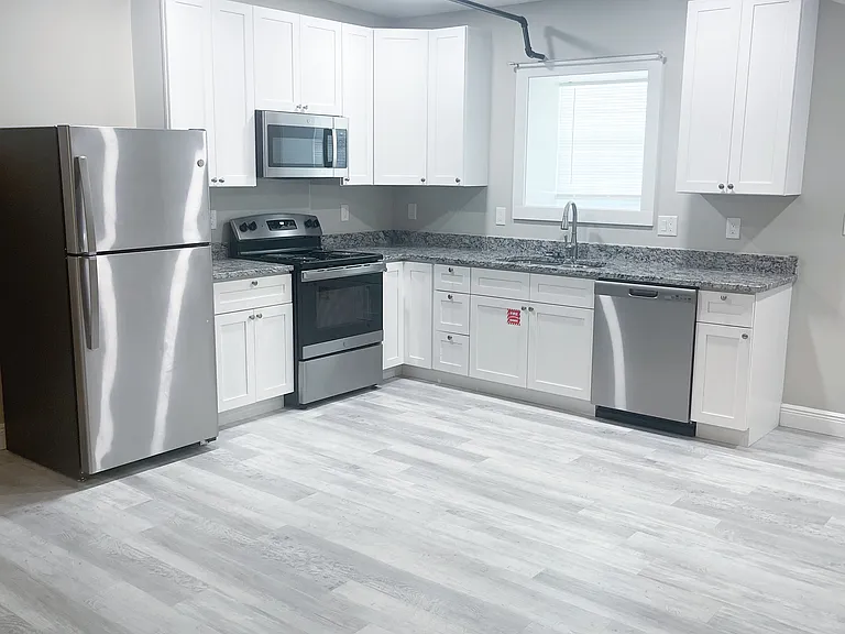 902 Howard Ave #14 — Photo 7