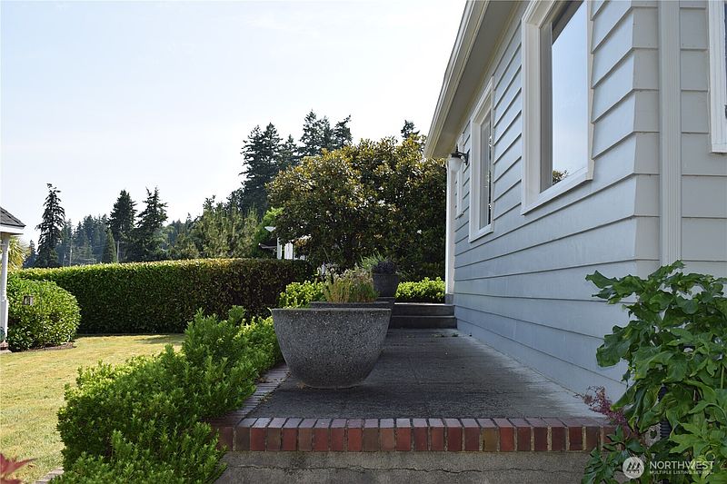 4th image of 3538 Beach Drive E