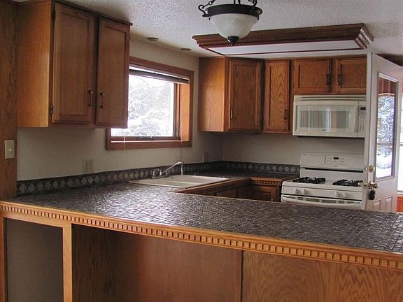 3rd image of 131 E Sauble Dr