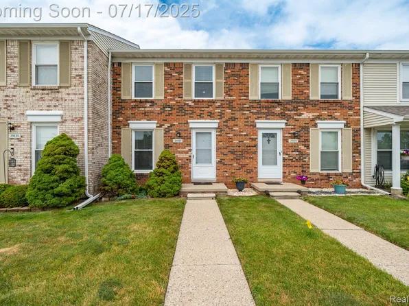 29143 E Brittany Ct, Roseville, MI 48066
