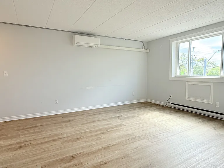 360 Tecumseh Rd W #307 — Photo 2