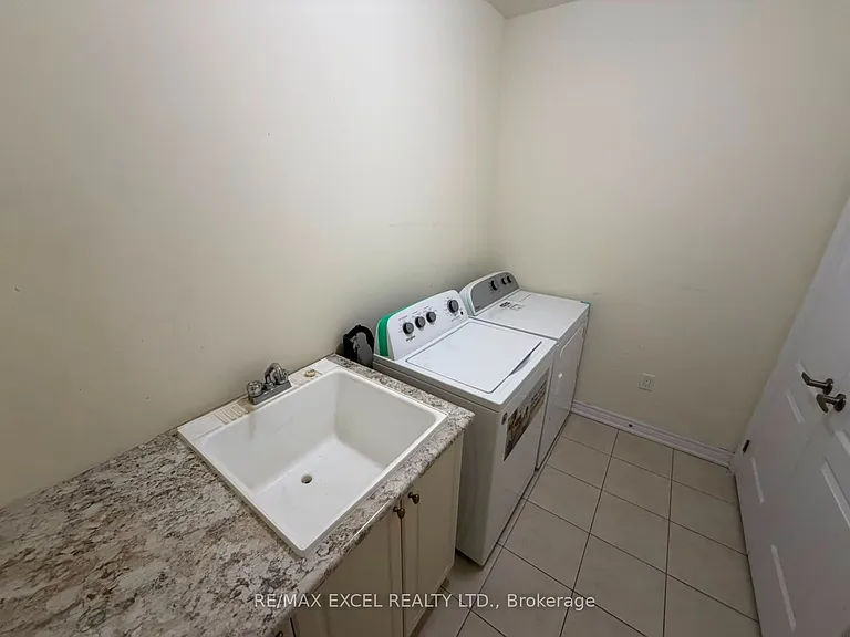 27 Manston Cres — Photo 14