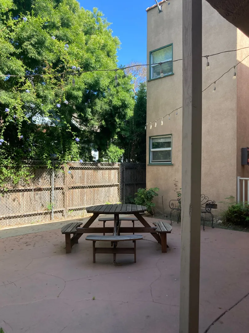 715 — Photo 2