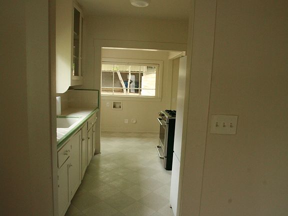 4th image of 825 W Mistletoe Ave