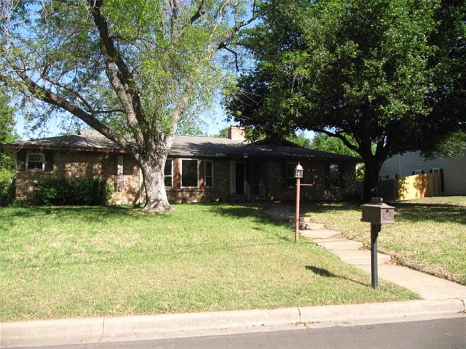 1st image of 2717 Woodland Dr