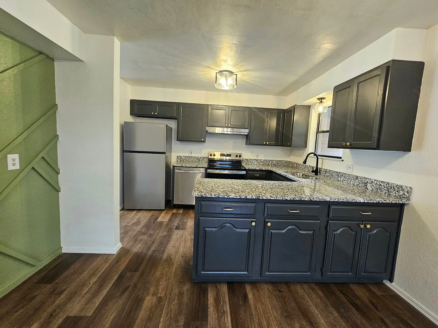 2 bed, 1.0 bath, $1,500 — Photo 2