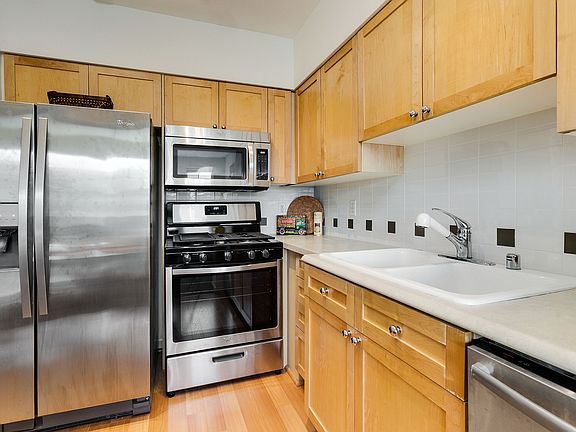 5th image of 1525 NW 57th St Unit 608