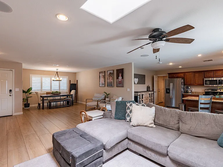 564 N Evergreen St — Photo 7