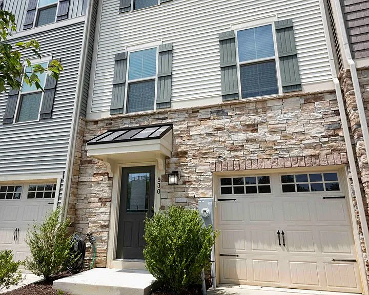 930 Dawes Ct — Photo 2