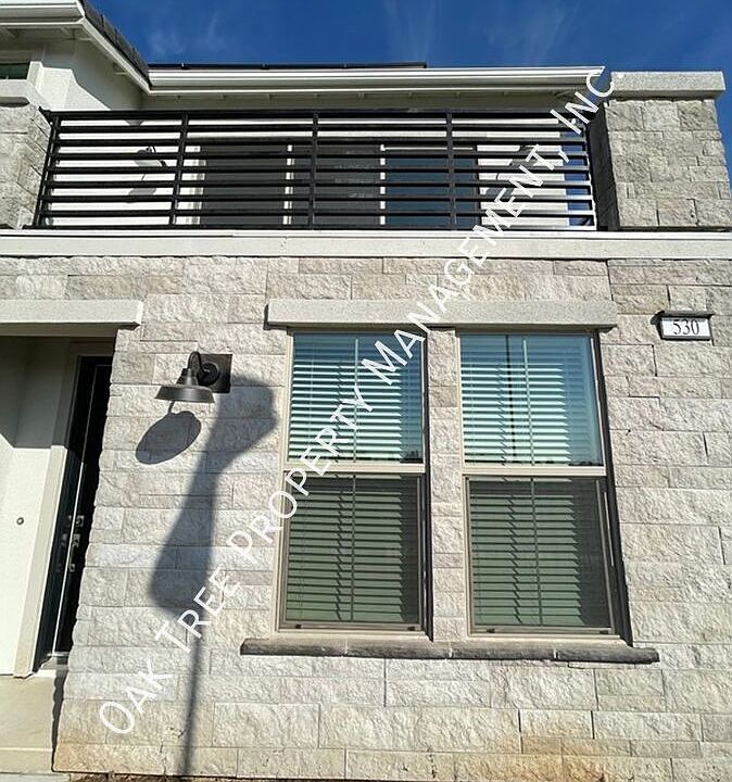 1st image of 530 W Mahogany Ln