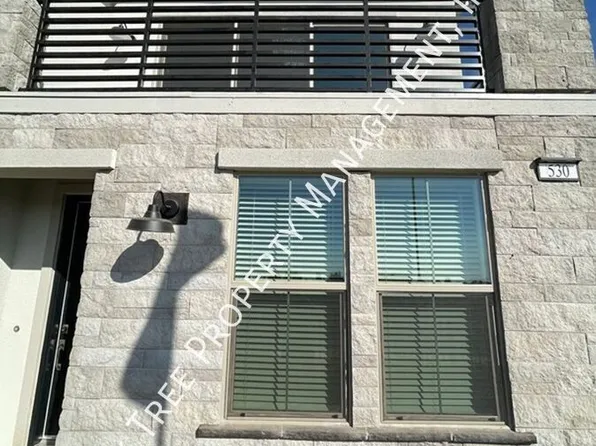 530 W Mahogany Ln, Clovis, CA 93611