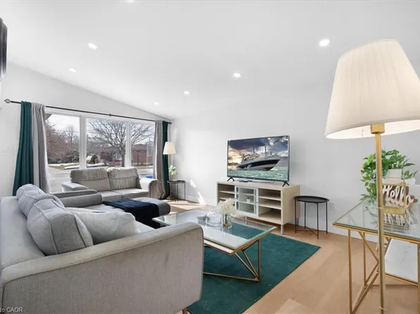 37 Lilacside Dr, Hamilton, ON L8V 2L5