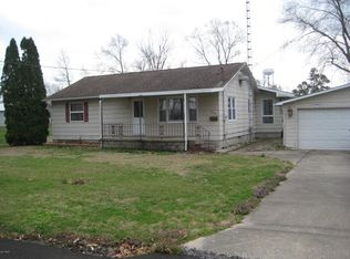 1010 W Church St, Benton, IL 62812