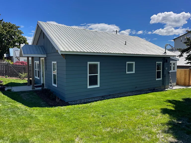 Huge side yard, fully fenced