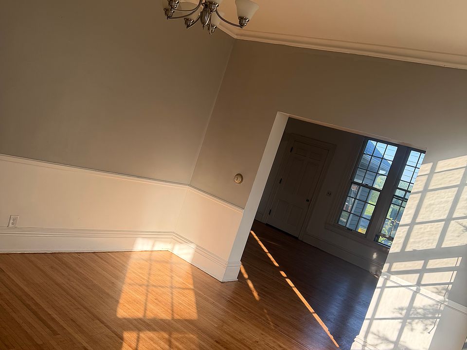 1st image of 978 N Main St #1
