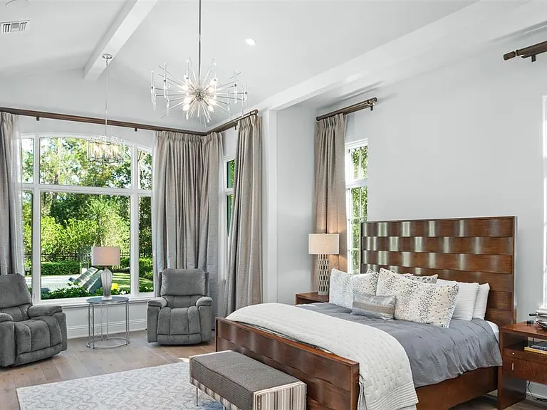 10331 Los Feliz Dr — Photo 11