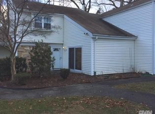 3 Hunt Club Dr, Coram, NY 11727