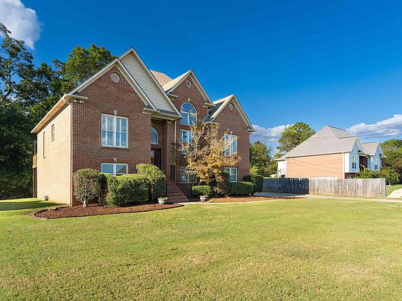 3rd image of 1022 Meadows Ln