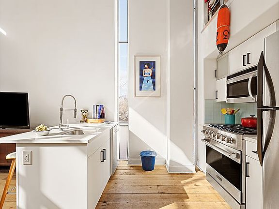 3rd image of 406 Lorimer St #C