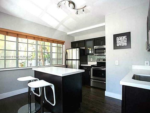 2nd image of 840 E Lenox Ave #1