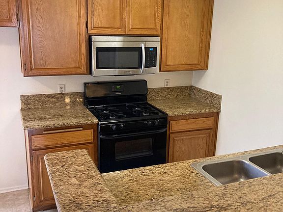 3rd image of 12151 Moorpark St #106