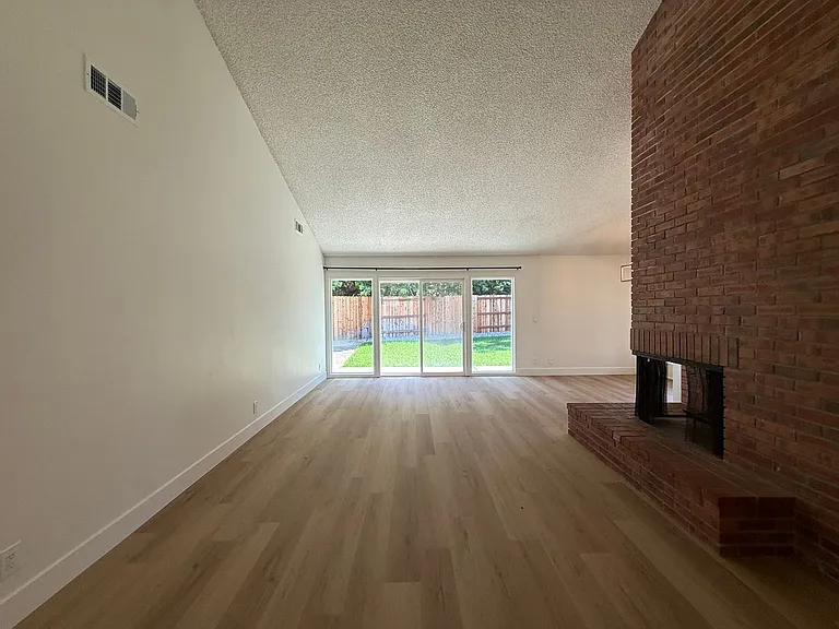 1120 Village Dr — Photo 7