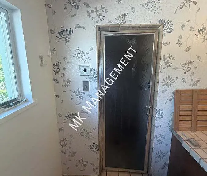 571 Charles Ave — Photo 7