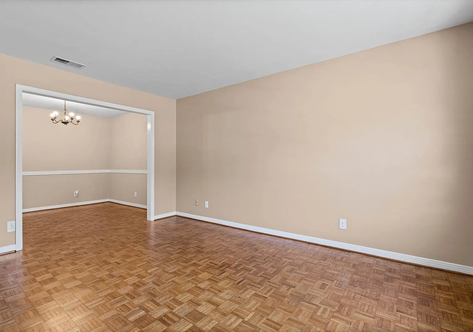 Three bedroom home close to USA with a garage — Photo 3