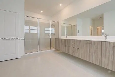 5 bed, 4.5 bath, 3633 sqft, $6,900 — Photo 3