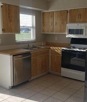 2nd image of 813 NE 7th Pl