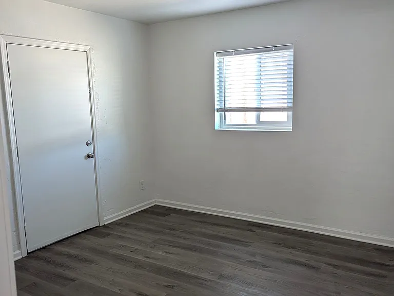 2534 E Culver St — Photo 4