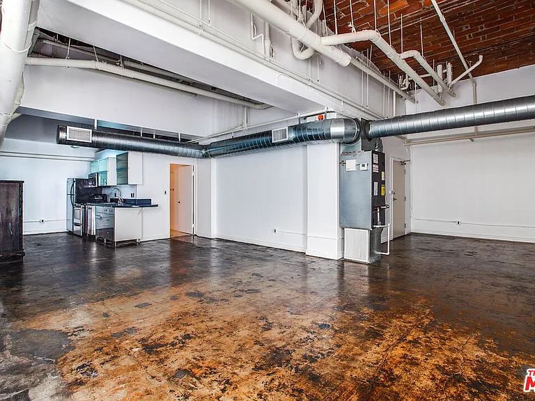 215 W 7th St #201 — Photo 4