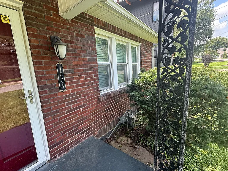 1004 Gillock St — Photo 56