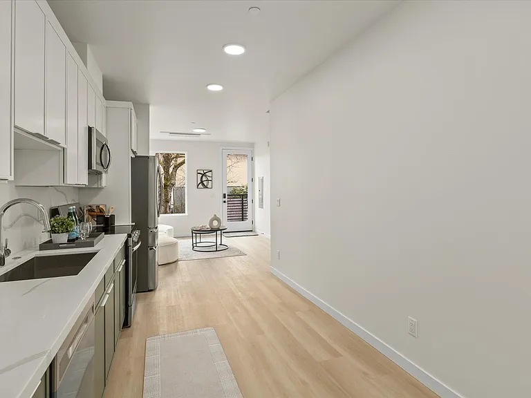 255 E Louisa St — Photo 5