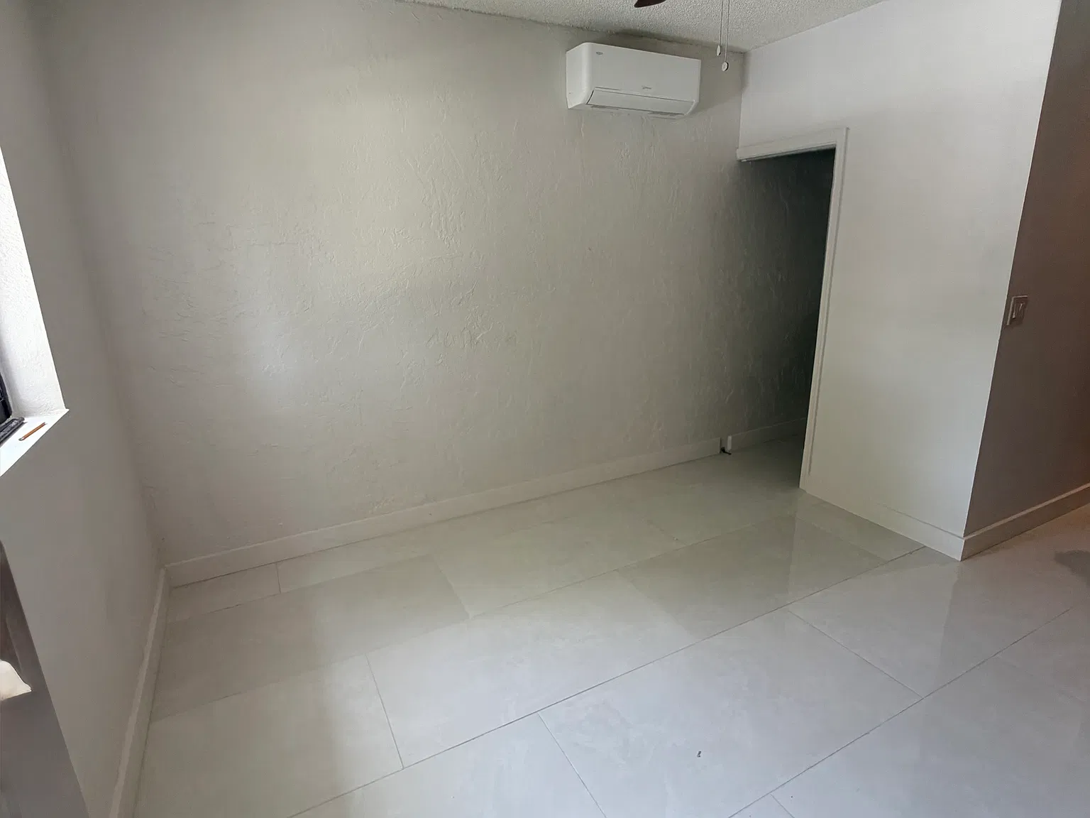 601 SW 76th Ter — Photo 2