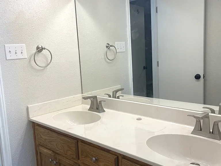 4004 Livingston St — Photo 11