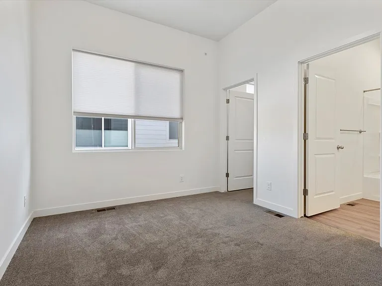 238 W Paramount Ave — Photo 4