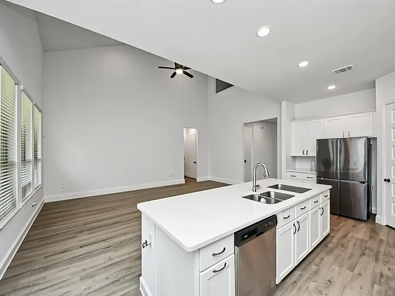 606 Round Lake Dr — Photo 7