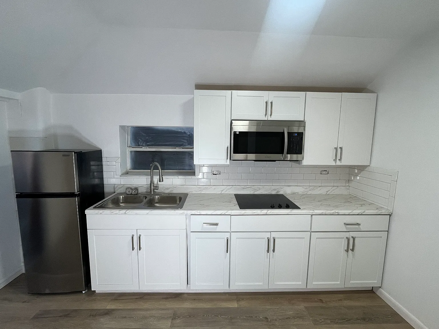 1 bed, 420 sqft, $1,050 — Photo 3