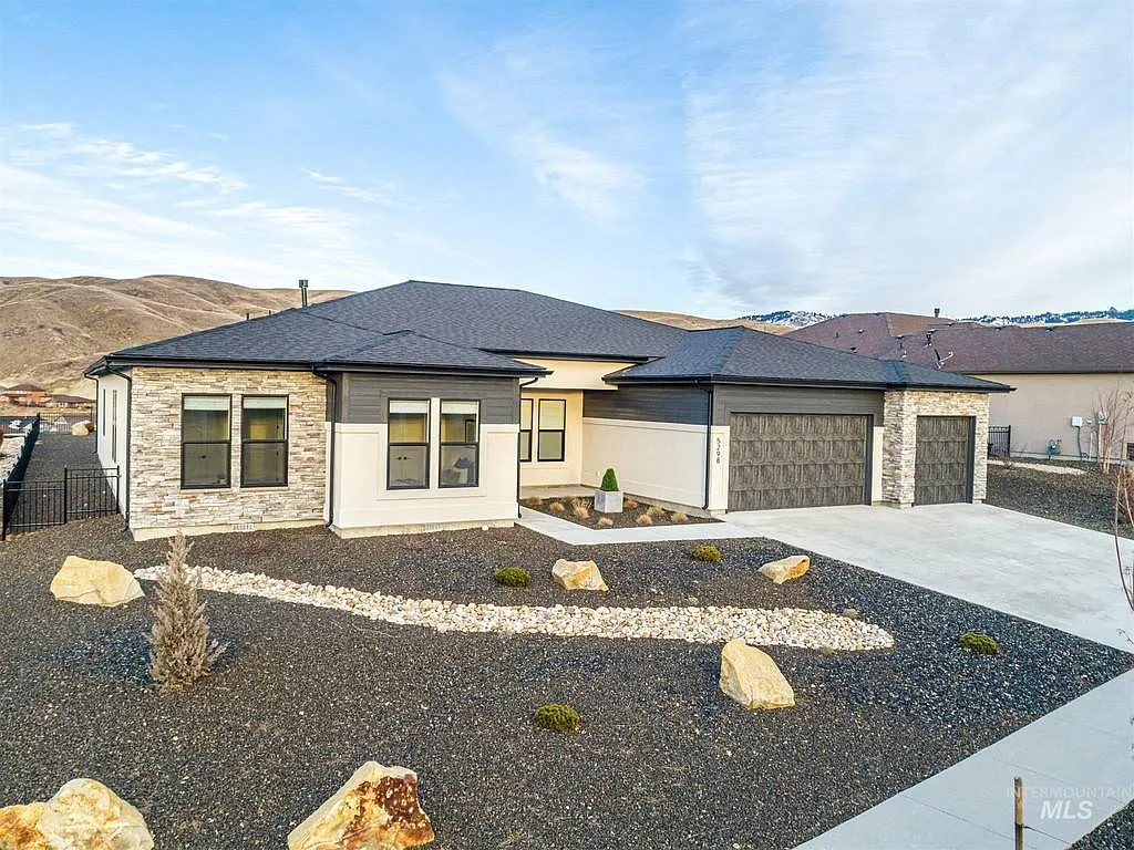 5298 W Parkridge Dr — Photo 2