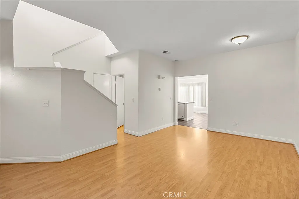 3 bed, 2.5 bath, 1384 sqft, $3,750 — Photo 3