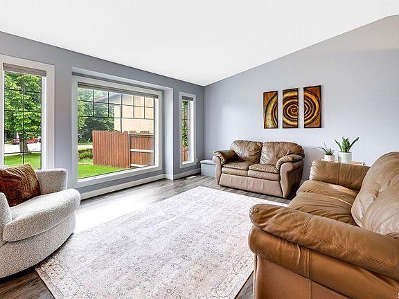 5th image of 202 Brunst CRESCENT