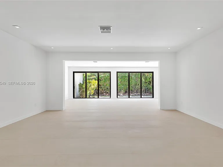 950 Bayamo Ave — Photo 11