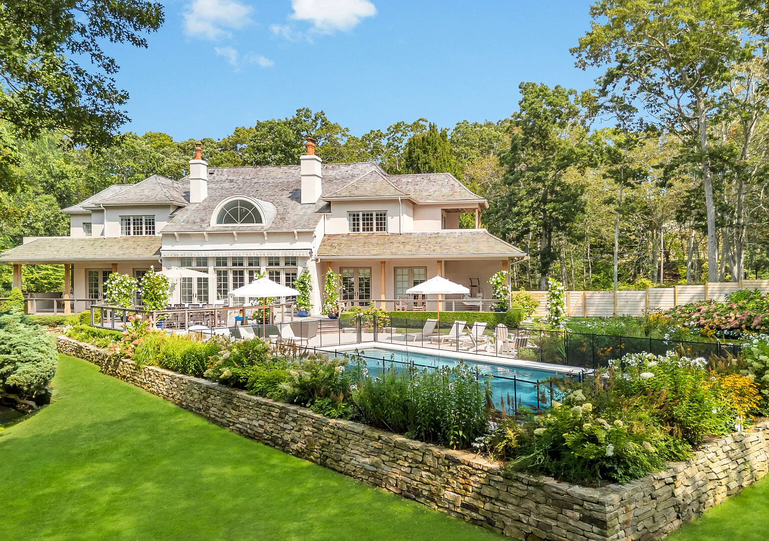 Spacious & chic Southampton estate with heated pool — Photo 3