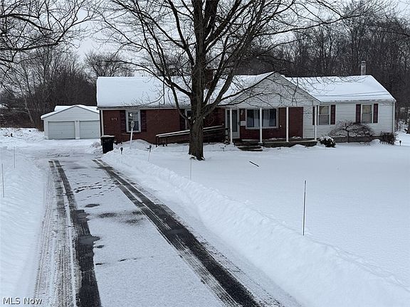 3rd image of 1070 Calla Rd E