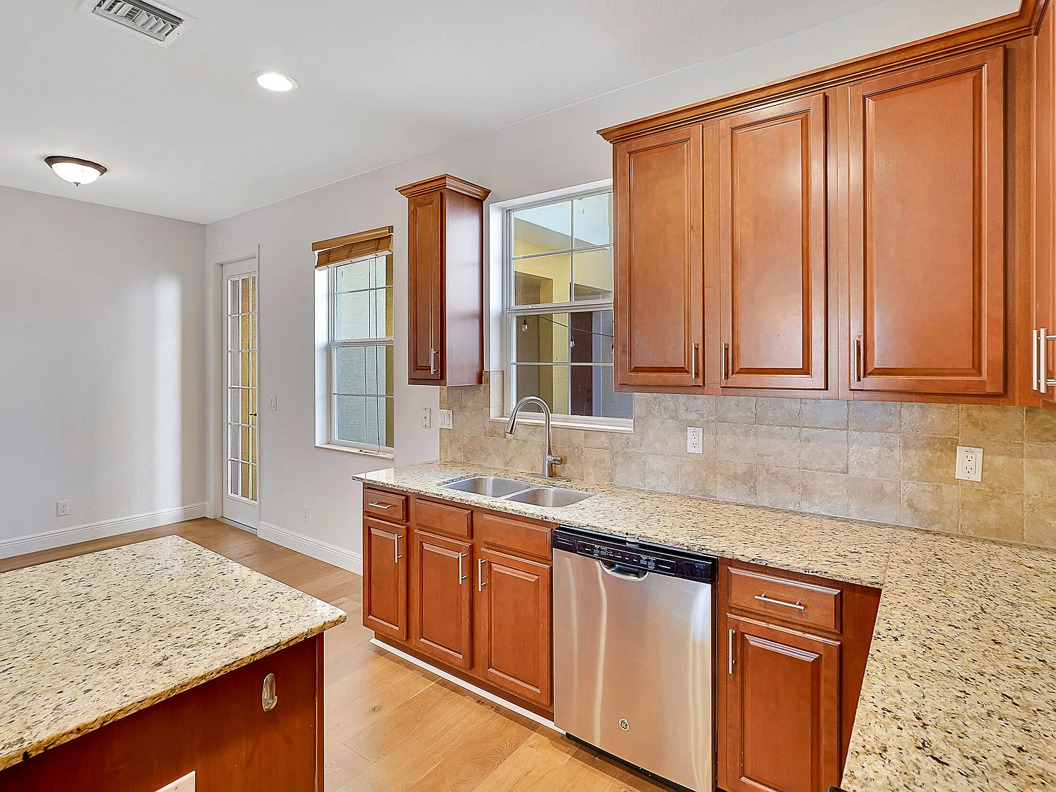 3 bed, 2.5 bath, 2310 sqft, $4,300 — Photo 4