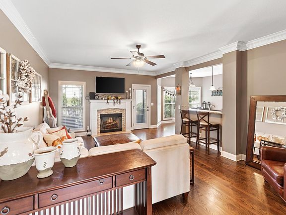 5th image of 979 Willow Cir